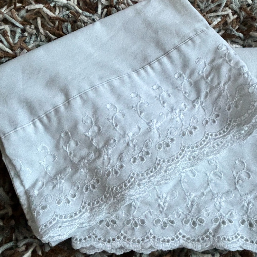 WESTPOINT STEVENS Standard White Eyelet Embroidered Pillowcase Set (2)